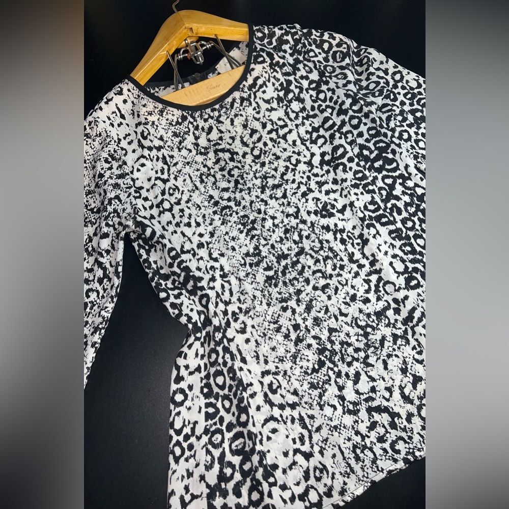 Everly Women’s Animal Print Lightweight Back Zipper Blouse Size Small EUC